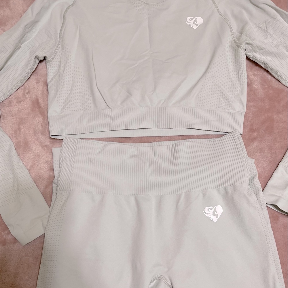 Two pieces sportswear set it’s like new has no stains